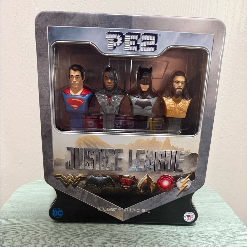 DC Comics Justice League PEZ Set Superman Cyborg Batman Aquaman Dispensers Tin
